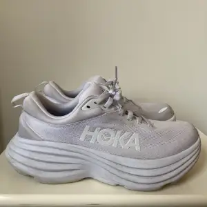 Vita sneakers från Hoka som är använda mindre än 10 gånger   Nypris 1700kr Storlek 38 2/3