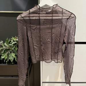Fin genomskinlig tröja med zebra mönster. Snyggt att ha med en topp under. Använd en enstaka gång. Från h&m och i storlek XS.