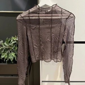 Genomskinlig tröja - Fin genomskinlig tröja med zebra mönster. Snyggt att ha med en topp under. Använd en enstaka gång. Från h&m och i storlek XS.