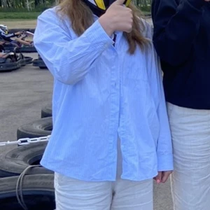 Blå skjorta  - Säljer en jättefin blå skjorta från H&M i stolek M ⛱️☀️