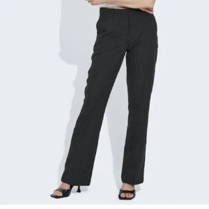 Kostymbyxor från Bikbok  - Kostymbyxor från Bikbok i storlek 38. Har sällan använts och säljer pga att dom inte kommer till användning. Modellen är Vilma. Nypris 399kr, säljer för 100kr 