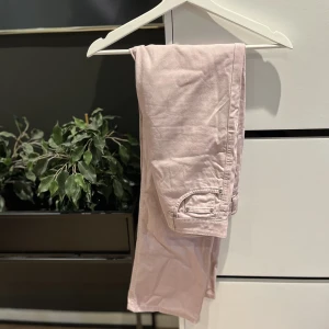 Rosa jeans - Väldigt snygga ljus rosa jeans från Bik Bok! Säljer tyvärr för dom är alldeles för stora för mig. Använd bara en gång för Barbie filmen. Storlek 36 och benen är utsvängda! Kan skicka bättre bild på privat om det behövs. Köparen står för frakt. Stryks!