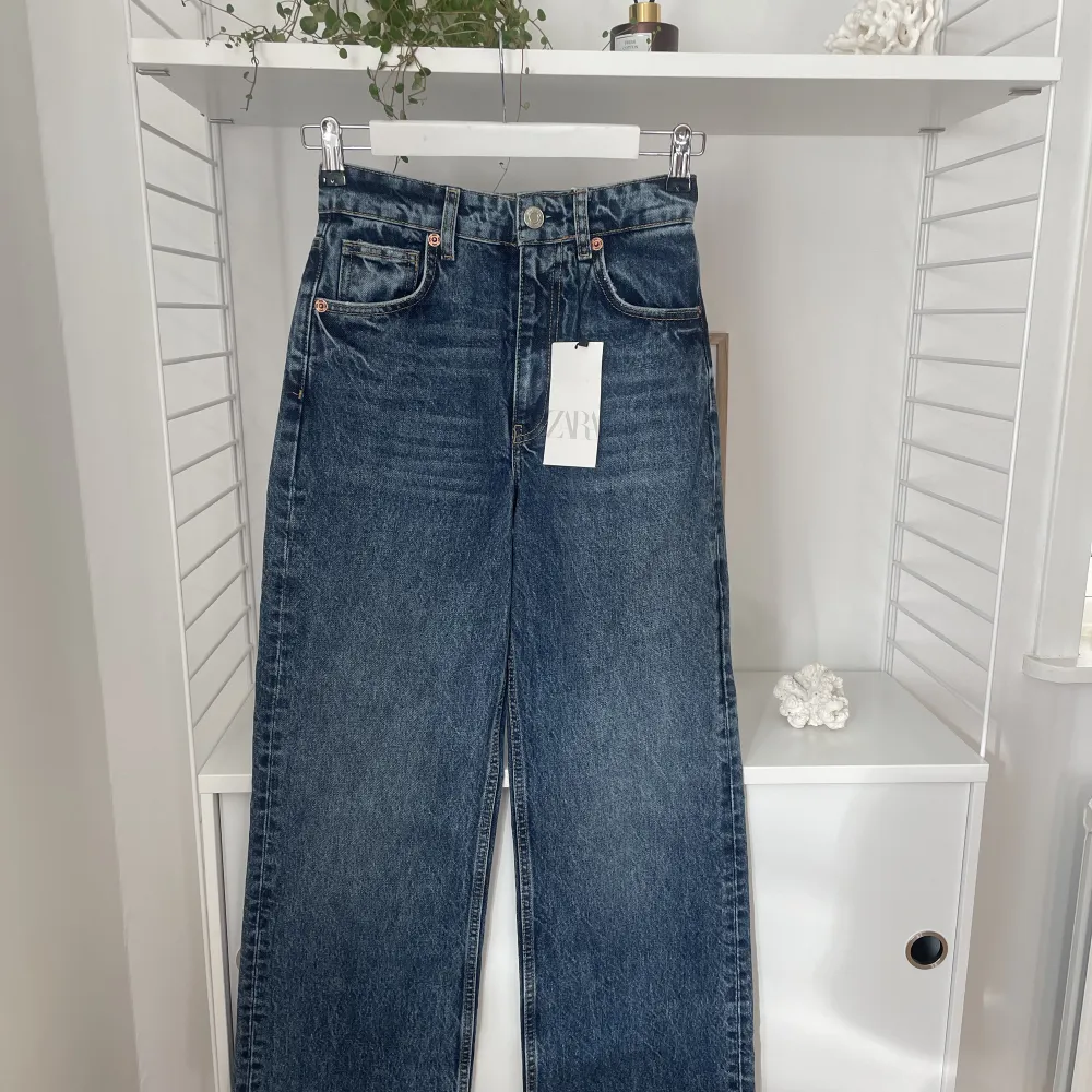 Snygga jeans som tyvärr inte passar mig. Nya med lappar kvar❣️. Jeans & Byxor.