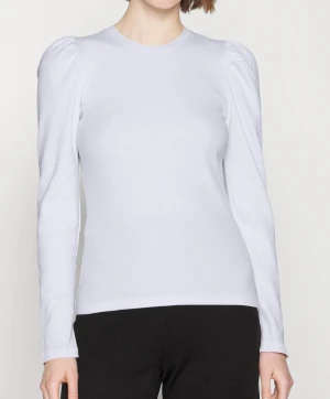 Vit tröja - Super gullig tröja/blus, med puff från PIECES i storlek M men passar även mindre, priset kan diskuteras, möts upp i Sthlm eller fraktar, skriv om du har några frågor🤍