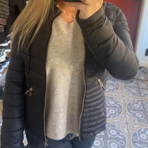 Höst jacka - Snygg marinblå/svart höst jacka i storlek S, från ltf💕 skriv för fler frågor och bilder