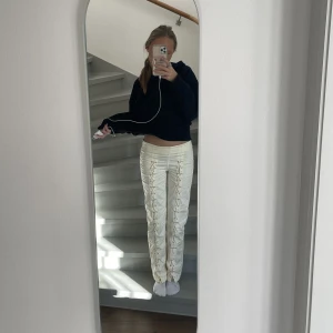 Other stories byxor - Säljer dessa asballa byxor från & other stories. Dom kommer inte till användning så pass mycket längre. Super najs både när man vill känna sig lite extra cool till vardags men även till fest🎉❤️dessa är slutsålda och var väldigt eftertraktade