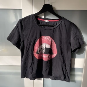 T-shirt från Wrangler - Cool T-shirt från Wrangler! Använt men fint skick. Lite croppad modell. Skulle säga att det är mer en S än M. 