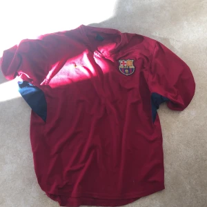 Barcelona tröja  - Gammal barcelona tröja tvär fet tror de är en uppvärmning tröja är storlek L sitter som m 