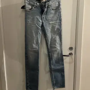 Jeans från mango med slitage på rumpan  Är från herr delen men går använda både som dam och herr byxor 