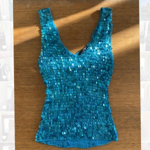Blåglittrigt linne✨💙 - Säljer denna supercoola glittertopp från Tune in!💙Perfekt till Halloweenfesten eller vilken fest som helst! Superfin!🙌🙌🤩 Den är glittrig på både bak och framsida! Skulle säga att den är en M men passar allt från S-L då den är töjbar!🙌🙌
