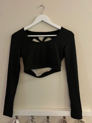 Tränings topp - Tränings topp från SHEIN. Lite öppen i ryggen. Oanvänd. Nyskick. 