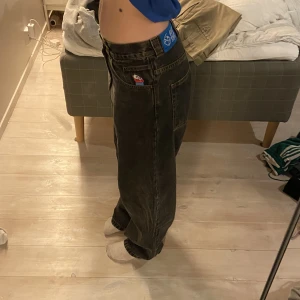 Big boy jeans - Svarta Big boy jeans med gamla loggan! Dom är köpta i en skateaffär i Malmö för knappt ett år sen, dom är använda men är fortfarande i jätte fint skick, så därför säljer jag inte på original priset och lite lägre. Stlk XS.