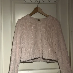 Rosa fluffig tröja - Så himla söt rosa fluffig tröja med väldigt få paljett detaljer. Fint skick och verkligen inte mycket använd! <3