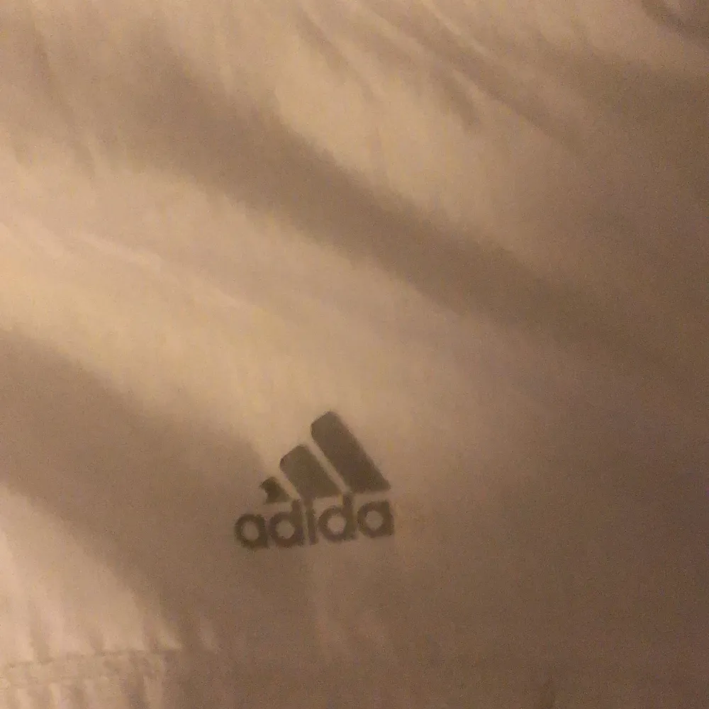 Adidas zip up, använde ett fåtal gånger, lite slitage på adidas logo (bild 2). Hoodies.