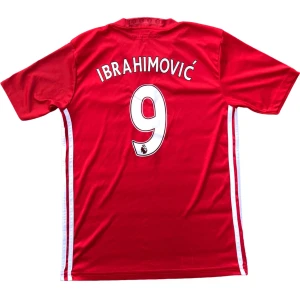 Manchester United ”Ibrahimovic” Fotbollströja  - Äkta Manchester United fotbollströja från säsongen 2016/17. Svenska legenden Zlatan Ibrahimovics matchtröja, Storlek 176 passar Herr S. Ställ gärna frågor!😊