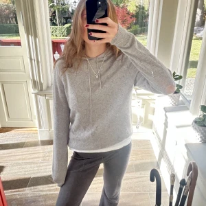 Soft goat zip - Säljer den här soft goat hoodin, som ni ser har den bla hål i ärmen därav priset, men det är lätt att laga!💗