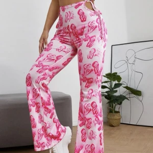 Byxor - Jättecoola och bekväma byxor som passar perfekt om man vill klä ut sig till Barbie på halloween!🌷😍