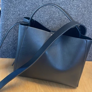 Pu midi bag Gina tricot  - Säljer min väska från gina tricot som är slutsåld . Liknar arket midi väskan . Finns i Södertälje men kan frakta 