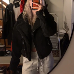 höst teddy jacka - Jätte fin och varm teddyjacka från na-kd. Aldrig använd. Skriv gärna om det finns frågor😄 