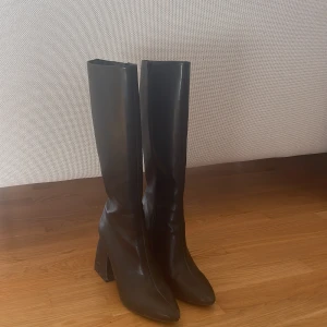 Boots klackar  - Säljer ett bar höga boots då de tyvärr är för stora för mig, köptes här på Plick ❤️fint skick, från Nelly 