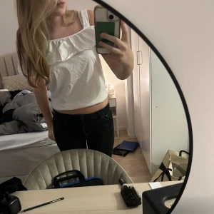 Vit volang topp  - Säljer min fina vita volang topp då den inte kommer till användning, strl 38 men passar mig som också är strl 36💕