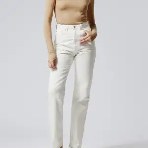 Vita raka jeans från Weekday i modellen rowe, storlek W25 L34💖 Nypris 590kr buda från 60kr +frakt💖