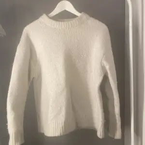 Säljer en fin stickad tröja från zara 🥰 den har blivit lite nopprig som man ser på bilden💕
