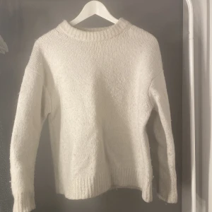 Stickad tröja - Säljer en fin stickad tröja från zara 🥰 den har blivit lite nopprig som man ser på bilden💕