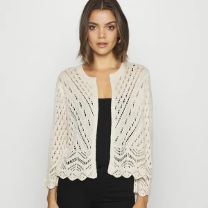 Jättesöt slutsåld kofta ofta från jdy ❤️‍🔥 - Använda fåtalgånger då den inte riktigt är min stil🥂