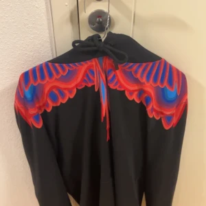 Marcelo Burlon Hoodie - Marcelo Burlon Hoodie storlek S. Köpt för 4699 , kan gå ner i pris vid snabb och smidig affär. Tagsen är kvar. 