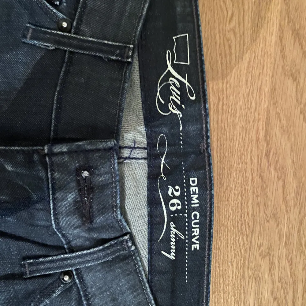 TRYCK INTE PÅ KÖP DIREKT. Lågmidjade jeans från Levis använda en gång. . Jeans & Byxor.