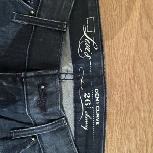 Lågmidjade jeans  - TRYCK INTE PÅ KÖP DIREKT. Lågmidjade jeans från Levis använda en gång. 