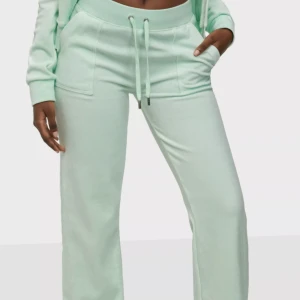 Mint Gröna juicy🫶 - Säljer mina mint gröna juicy byxor j xxs. Använda en gång och är i nyskick. Fråga om bilder