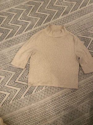 Trading zara topp  - Säljer denna super fina toppen från Zara. Den är i bra skick!🫶🏼