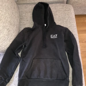 Armani EA7 hoodie - Säljer denna emporio Armani hoodie som är i storlek S, passar däremot XS då den är lite kort