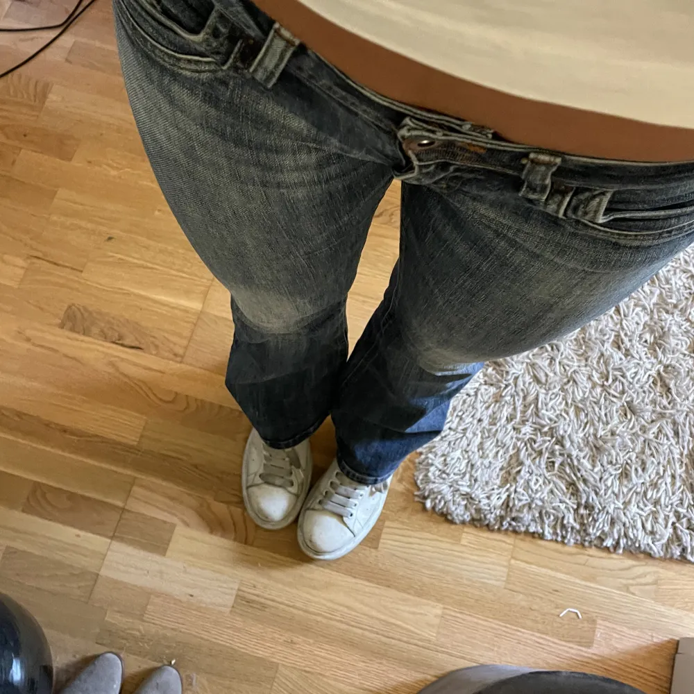 asnygga lågmidjade jeans från ONLY, storlek W27 L32, motsvarar typ storlek 36 😇 har bud på 540:- . Jeans & Byxor.