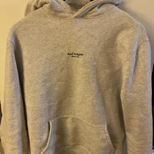 Arigato hoodie - Köpt på plick, var tyvärr för liten för mig. jättefin passform!