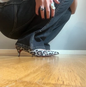 Kitten heels i leopard  - Super snygga och coola klackskor i leopard mönster i storlek 39. Kan köpa direkt för 400kr