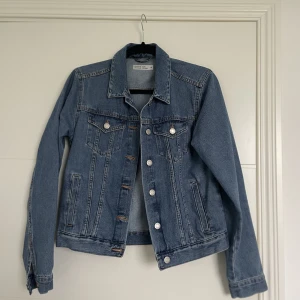 Jeansjacka - Perfekt jeansjacka i så gott som nyskick. Säljer pga att den inte passar mig lika bra längre😔. I storlek S men passar M också. 