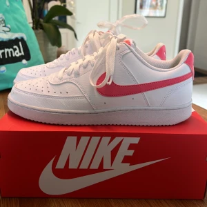 Nike court vision - Nike court vision i stl 41. Färg white/sea Coral. Endast använd i 30 min då jag insåg att jag köpt lite för små skor. Frakt tillkommer.  Nypris: 949kr 