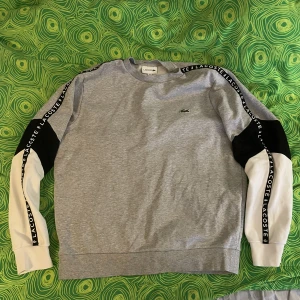 Lacoste sweatshirt - Hej säljer denna Lacoste tröja som är i nytt skick endast använd två gånger nypris är 1200kr köparen står för frakt
