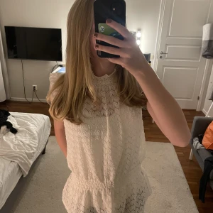 Gullig topp - Säljer denna supergulliga topp från Lindex. Tröjan är inprincip helt oanvänd så därav är väldigt bra skick. Frakten ingår ej priset och priset kan diskuteras💕