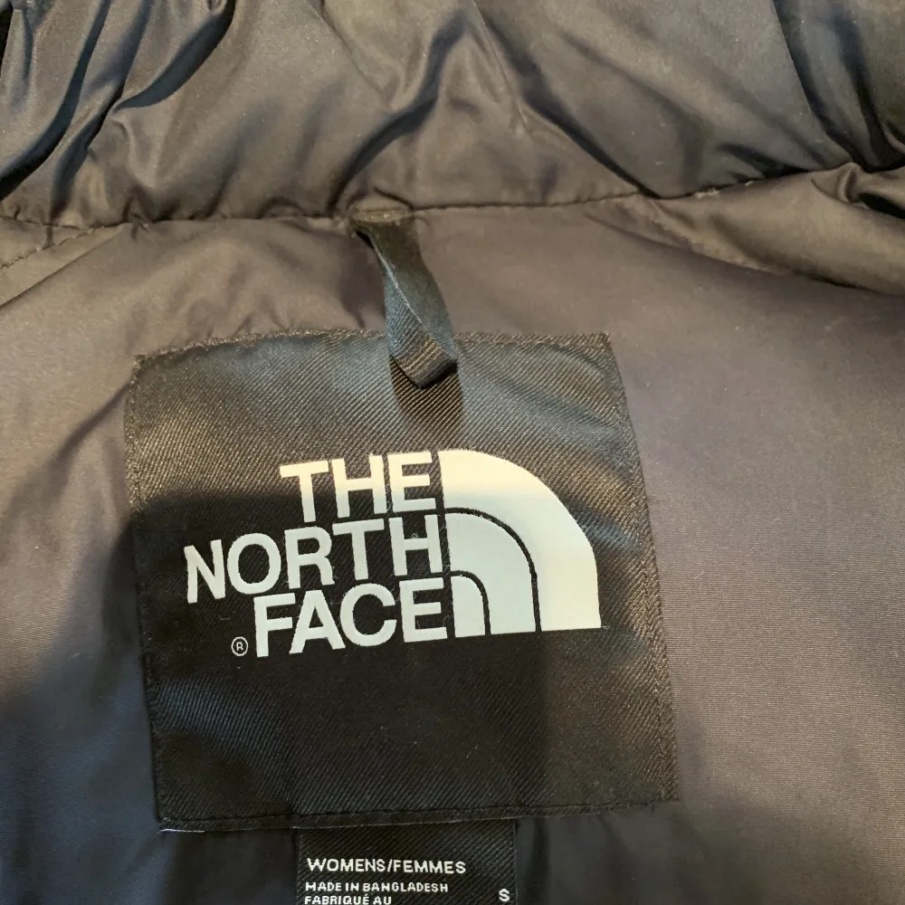 Säljer nu min North Face jacka då den inte längre passar. Bara använd förra vintern och i bra skick. Köptes för ca. 4000kr. Om flera är intresserad kan det bli budgivning. Skriv för fler bilder. . Jackor.
