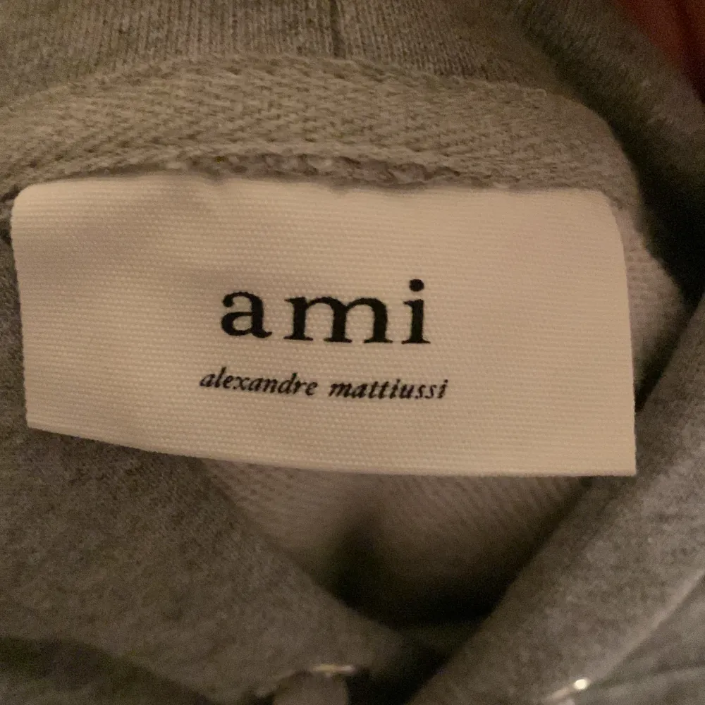 Säljer min Ami Paris hoodie pga ingen användning. Skick 9,5/10 användt den ett fåtal gånger men inga som helst deffekter. Pris går att diskuteras. Hoodies.