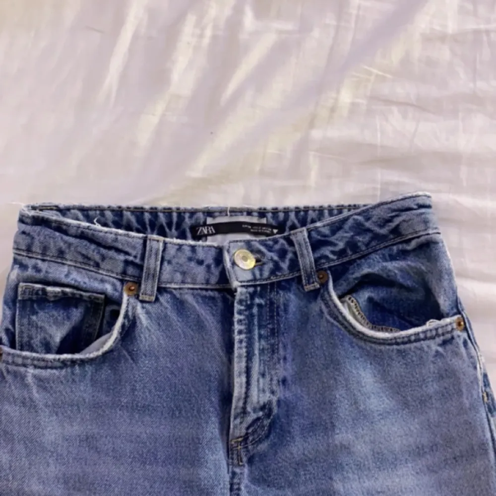 Säljer mina favvo Bootcut jeans eftersom de har blivit för korta 🩷 de är midwaist 🩷Snyggaste färgen och säljs inte längre på zara 🩷 Jeansen har en lagning och ett hål i varsin framficka men inget som påverkar plagget🩷 men sänker priset pga skadorna . Jeans & Byxor.