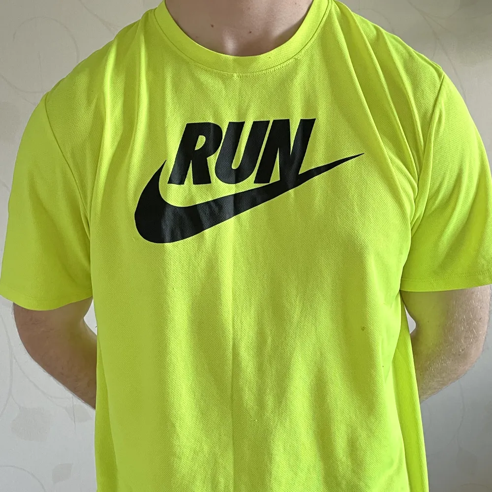 Bra till gymmet eller springa. Väldigt luftigt och bra material.. T-shirts.