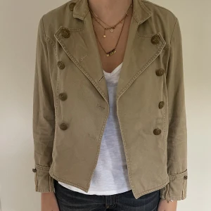 Jeansjacka - Säljer denna jättefina, beiga jeansjacka med guldknappar! Från Ralph Lauren, är osäker på storleken då det inte står men skulle säga att de är S💗