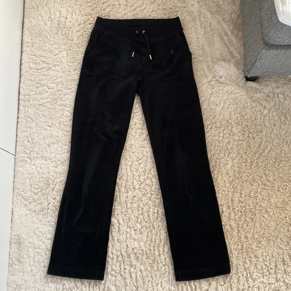 Säljer ett par jättefina juicy byxor med fickor för att jag vill gå upp en storlek❤️ Kontakta för fler bilder eller om du undrar något, köparen står för frakt o pris kan diskuteras! ❤️. Jeans & Byxor.