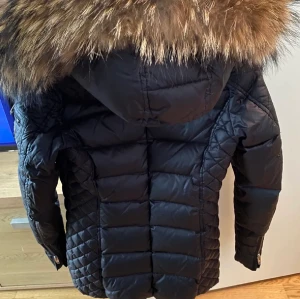 Vinterjacka dam  - Jag säljer min Rock and blue jacka då den har blivit för liten för mig. Den är använd en vinter och ser helt ny och fräsch ut . 