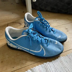Nike mercurial fotbollsskor - Nike mercurial futsalskor, jätte fina och i jätte bra skick. Endast en liten fläck på snöret men inget som syns. Dem är oanvända då dem var för små. Köparen står för frakt. Storlek 38